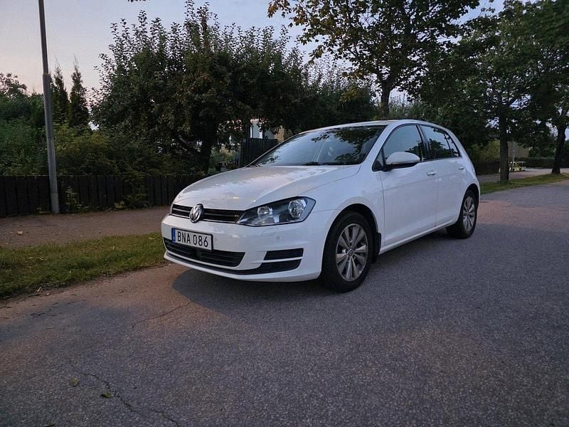 Vit Begagnad 2015 VW Golf VII Halvkombi | 79 900 kr (Marknadspris) - Bild 1/4