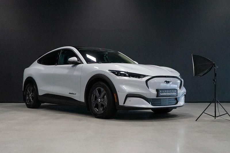 Vit Begagnad 2021 Ford Mustang Mach-E SUV | 359 000 kr (Bra pris) - Bild 1/4