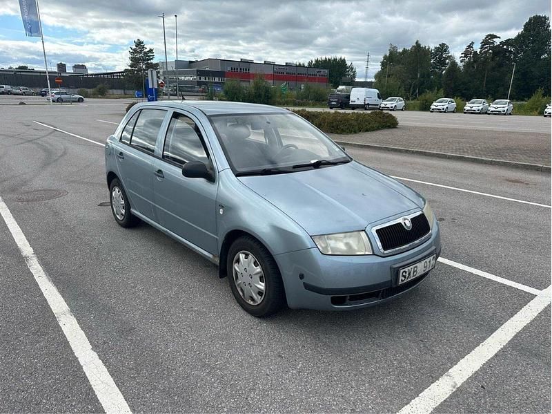 Grå Begagnad 2002 Skoda Fabia Halvkombi | 7 000 kr (Superpris) - Bild 1/4