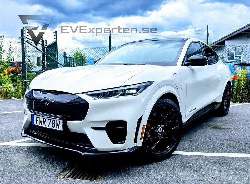 Vit Begagnad 2022 Ford Mustang Mach-E GT SUV | 449 000 kr (Superpris) - Bild 1/4