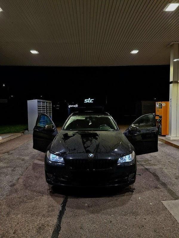 Begagnad 2011 BMW 520 Sedan | 103 000 kr (Marknadspris) - Bild 1/4
