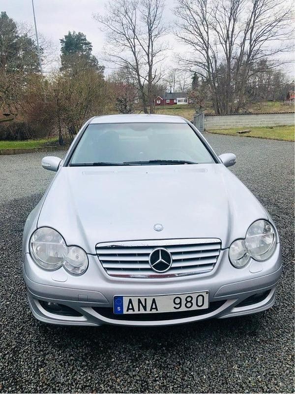 Silver Begagnad 2006 Mercedes C180 Sportkupé | 28 000 kr (Marknadspris) - Bild 1/4