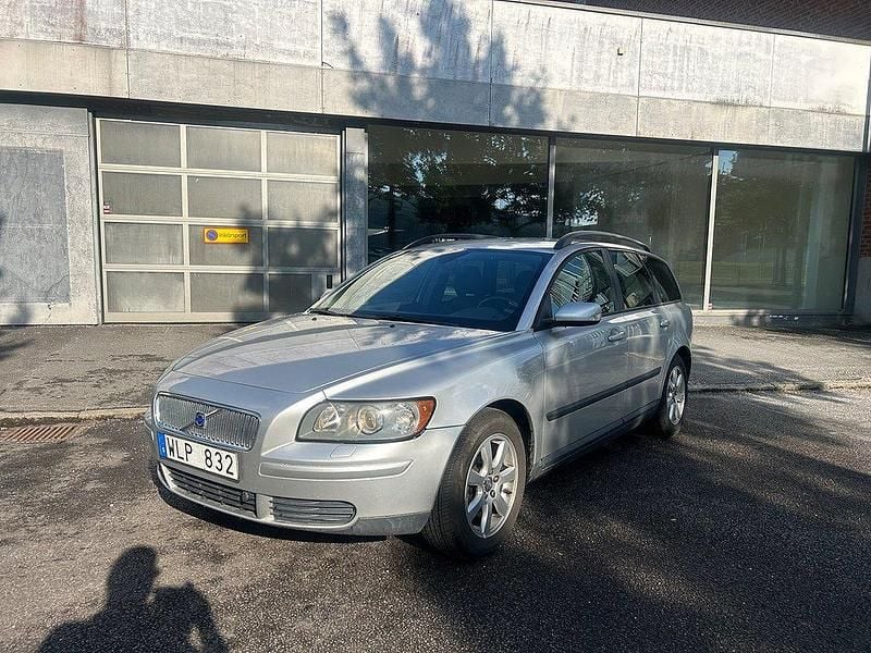 Ljusgrå Begagnad 2004 Volvo V50 Kombi | 39 900 kr (Marknadspris) - Bild 1/4