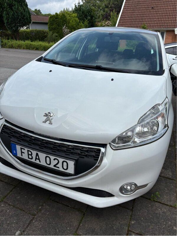 Vit Begagnad 2015 Peugeot 208 Halvkombi | 64 990 kr (Marknadspris) - Bild 1/4