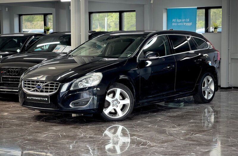 Svart Begagnad 2011 Volvo V60 Momentum Kombi | 74 900 kr (Dyr) - Bild 1/4