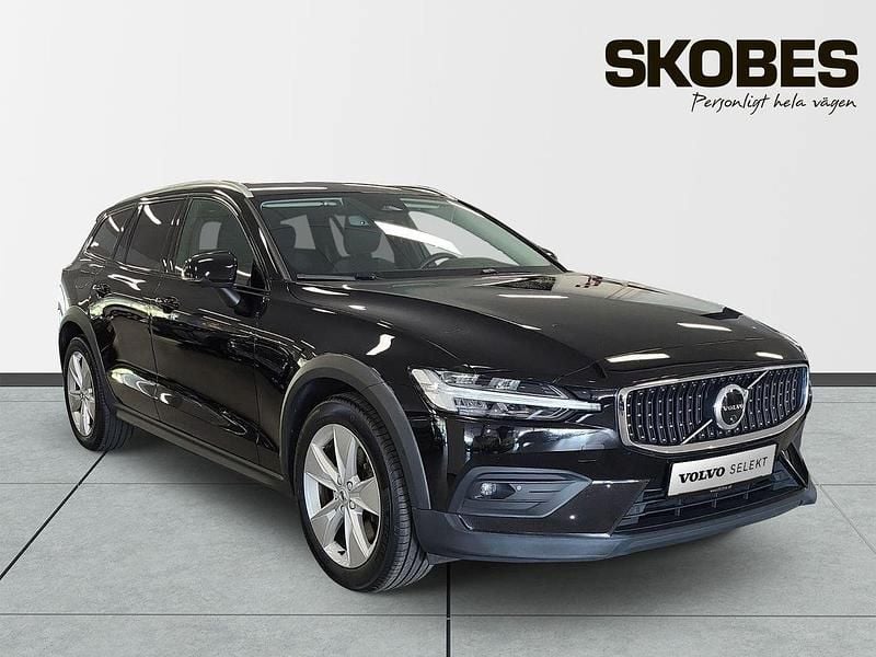Svart Begagnad 2023 Volvo V60 CC Core Kombi | 389 900 kr (Marknadspris) - Bild 1/3