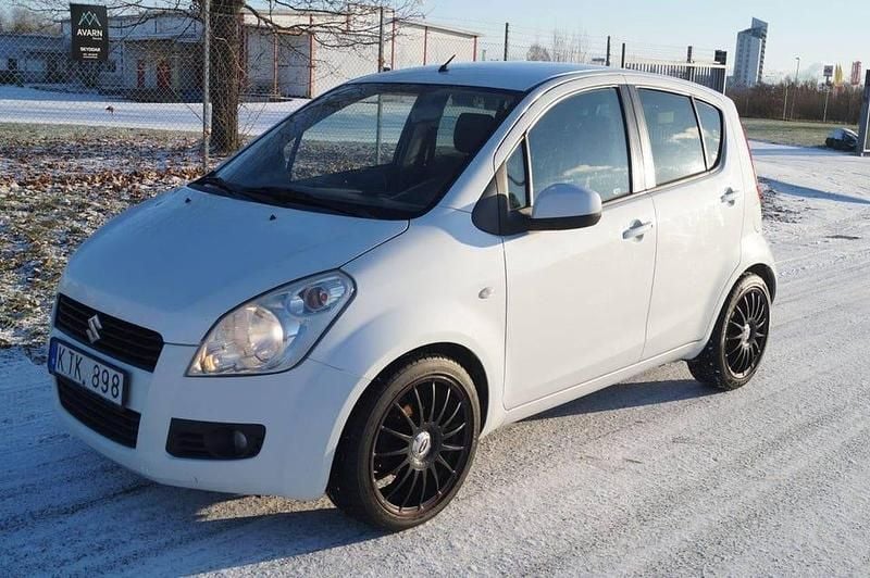 Begagnad Suzuki Splash 66 HK (48 kW) 2011 Vit Halvkombi