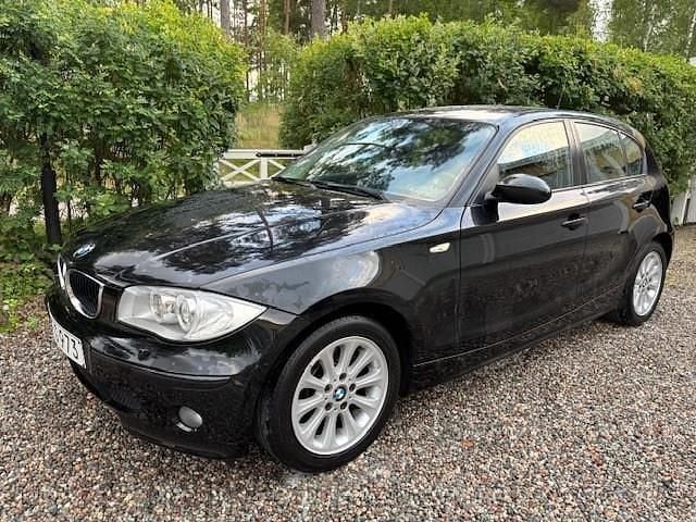 Svart Begagnad 2005 BMW 120 Advantage Halvkombi | 65 000 kr (Marknadspris) - Bild 1/4