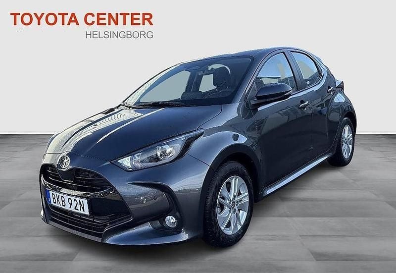 Mörkgrå Ny 2025 Toyota Yaris Hybrid Active Halvkombi | 249 900 kr (Bra pris) - Bild 1/4