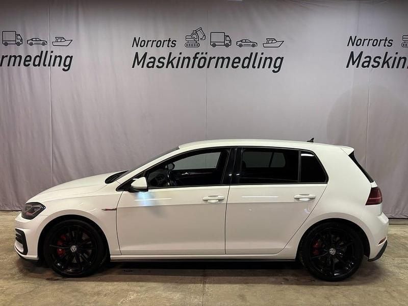 Vit Begagnad 2018 VW Golf VII GTI Halvkombi | 224 900 kr (Bra pris) - Bild 1/4