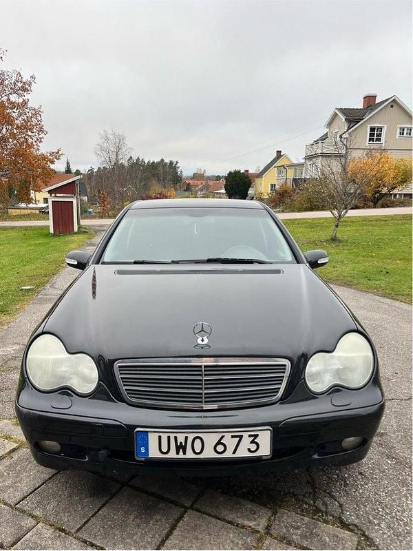 Svart Begagnad 2004 Mercedes C180 Sedan | 28 000 kr (Bra pris) - Bild 1/4