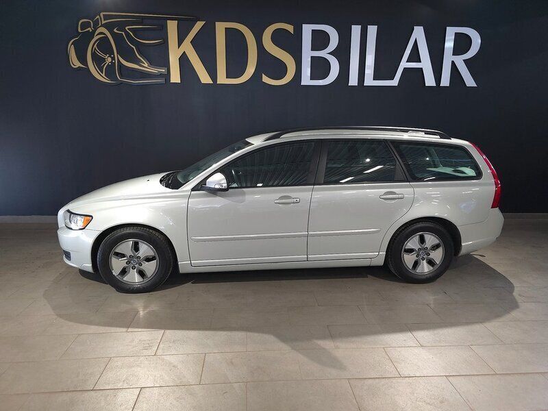 Vit Begagnad 2010 Volvo V50 Kombi | 75 000 kr (Dyr) - Bild 1/4