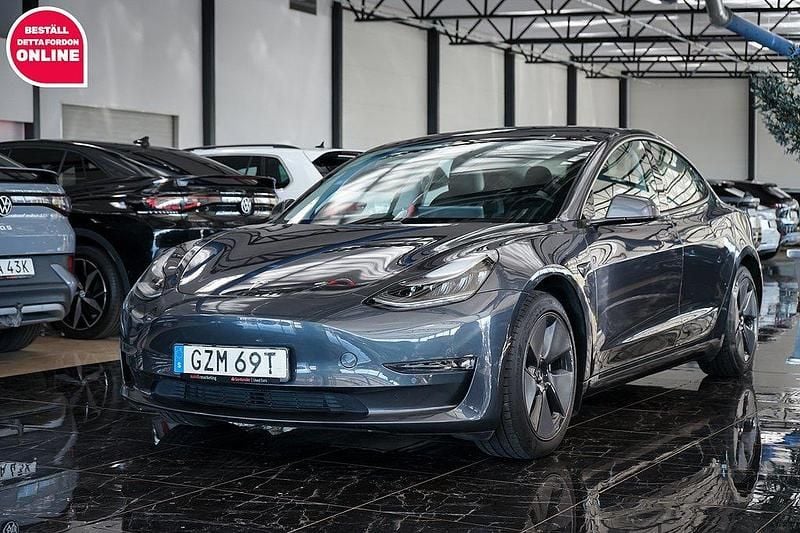 Grå Begagnad 2020 Tesla Model 3 Long Range AWD Sedan | 304 500 kr (Marknadspris) - Bild 1/4