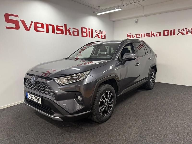 Mörkgrå Begagnad 2020 Toyota RAV4 Hybrid Executive SUV | 329 000 kr (Marknadspris) - Bild 1/4