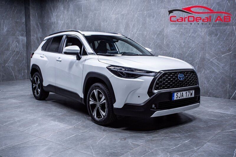 Vit Begagnad 2022 Toyota Corolla Cross Style SUV | 339 800 kr (Marknadspris) - Bild 1/4