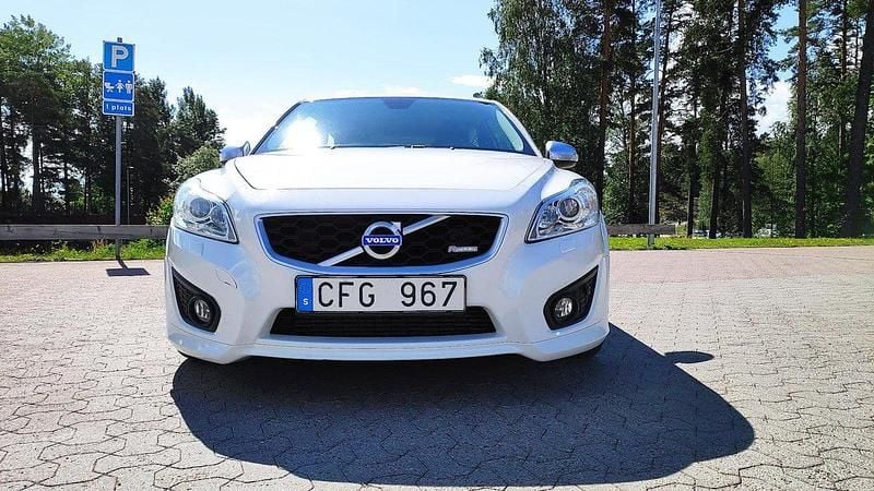 Vit Begagnad 2010 Volvo C30 R-Design Halvkombi | 64 000 kr (Marknadspris) - Bild 1/4