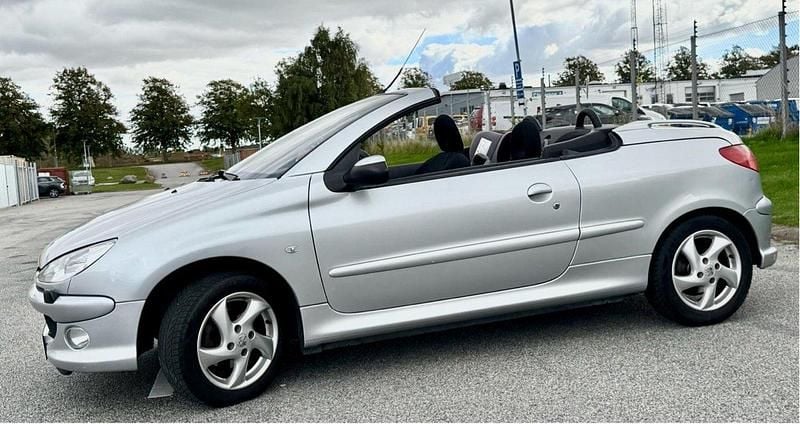 Grå Begagnad 2006 Peugeot 206 Cab | 30 000 kr (Marknadspris) - Bild 1/4