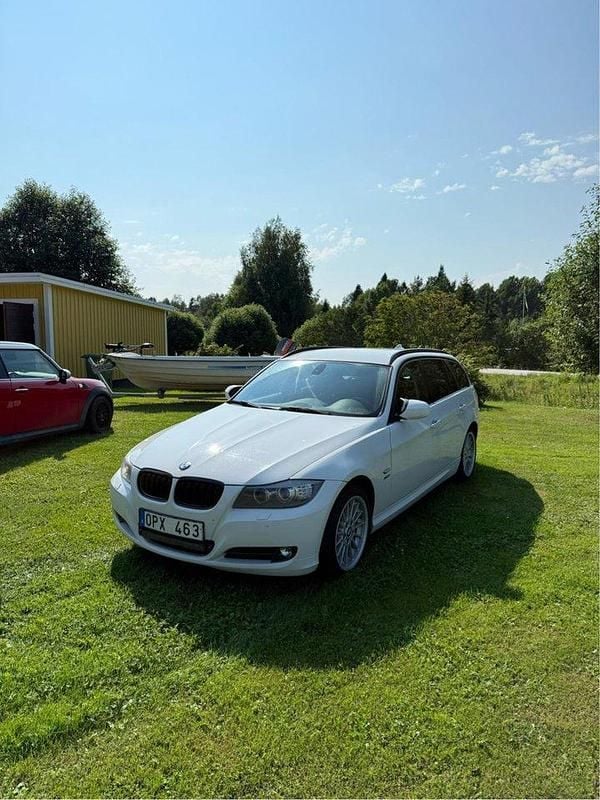 Vit Begagnad 2012 BMW 320 Kombi | 74 900 kr (Superpris) - Bild 1/4
