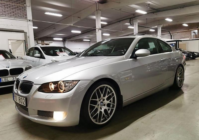 Ljusgrå Begagnad 2007 BMW 335 Comfort Edition Sportkupé | 184 900 kr (Marknadspris) - Bild 1/4