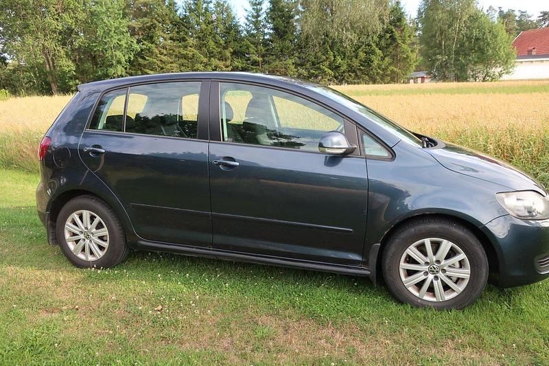 Grå Begagnad 2010 VW Golf Plus Cross Minibuss | 39 000 kr (Superpris) - Bild 1/4