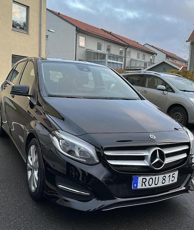 Svart Begagnad 2018 Mercedes B180 Minibuss | 209 900 kr (Marknadspris) - Bild 1/4