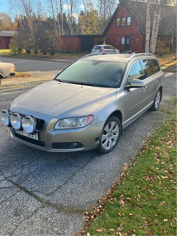 Brun Begagnad 2008 Volvo V70 Summum Kombi | 52 000 kr (Marknadspris) - Bild 1/4