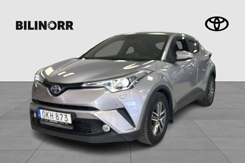 Mörkgrå Begagnad 2016 Toyota C-HR Executive SUV | 217 900 kr (Marknadspris) - Bild 1/4