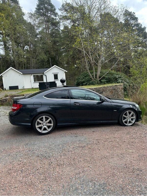 Svart Begagnad 2012 Mercedes C180 AMG Sportkupé | 125 000 kr (Superpris) - Bild 1/4