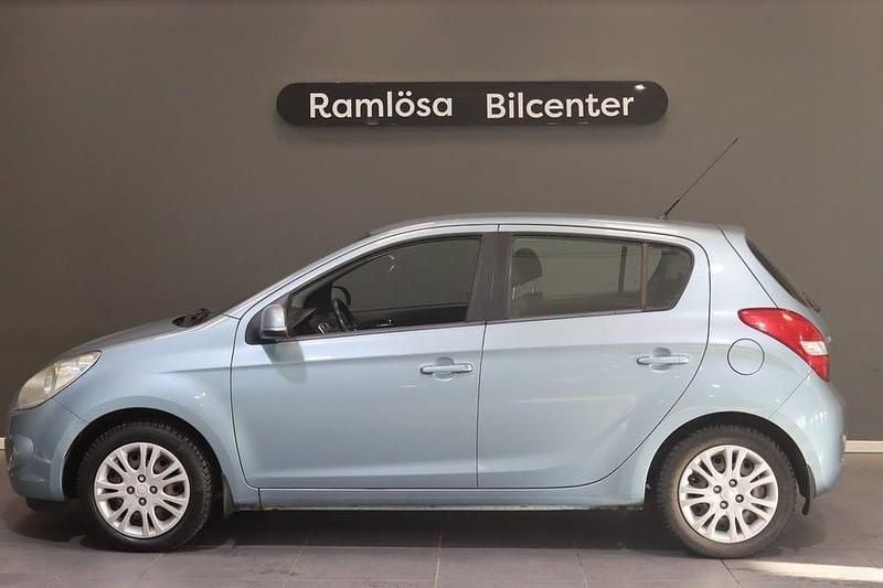 Begagnad Hyundai i20 Premium 78 HK (57 kW) 2011 Ljusblå Halvkombi