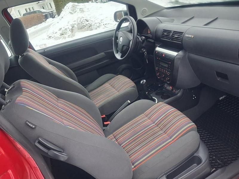 Begagnad VW Fox 54 HK (39 kW) 2007 Röd Halvkombi