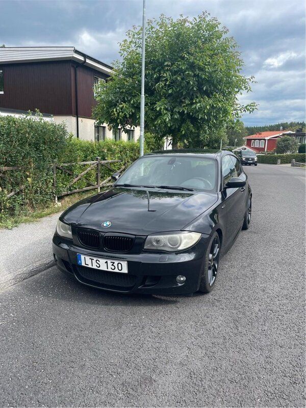 Svart Begagnad 2008 BMW 120 M Sport Halvkombi | 68 000 kr (Marknadspris) - Bild 1/4