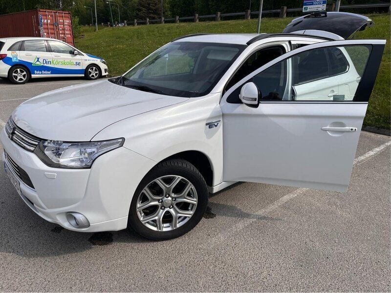 Vit Begagnad 2014 Mitsubishi Outlander P-HEV SUV | 149 900 kr (Bra pris) - Bild 1/4