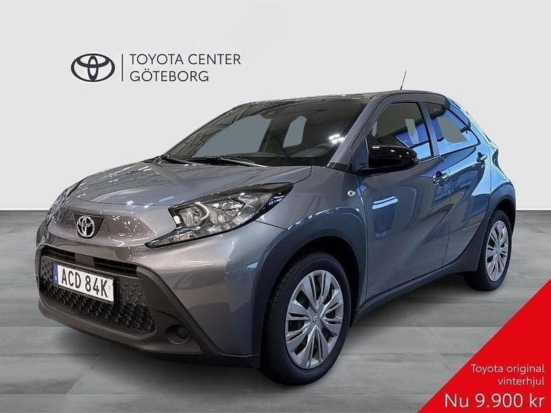 Grå Ny 2025 Toyota Aygo X Play SUV | 179 900 kr (Marknadspris) - Bild 1/3