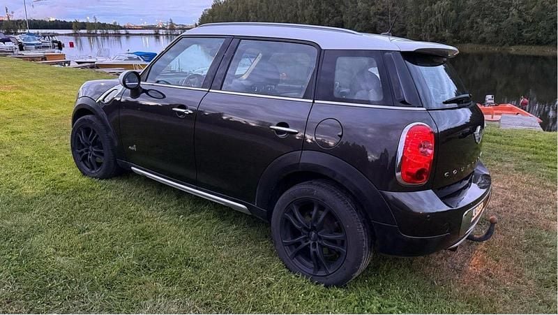 Grå Begagnad 2015 Mini Cooper D Countryman SUV | 114 000 kr (Marknadspris) - Bild 1/4