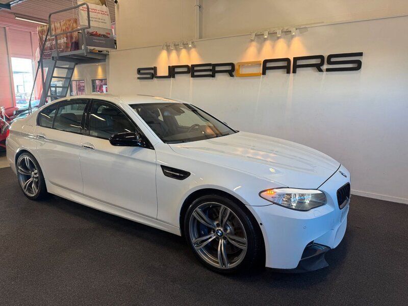 Vit Begagnad 2012 BMW M5 Sedan | 378 000 kr (Lite dyr) - Bild 1/4