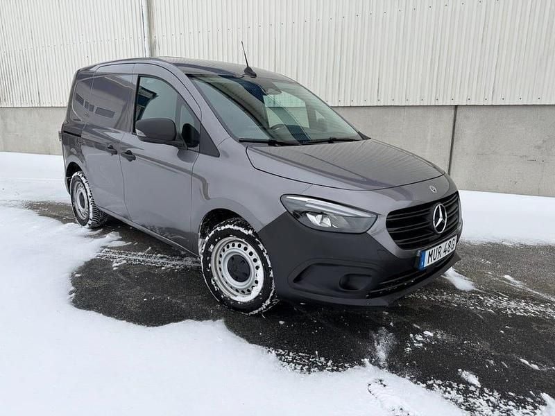 Grå Begagnad 2023 Mercedes Citan 112 | 279 900 kr (Lite dyr) - Bild 1/4