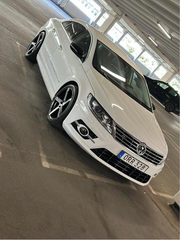 Vit Begagnad 2015 VW CC R-line Sedan | 115 900 kr (Marknadspris) - Bild 1/4