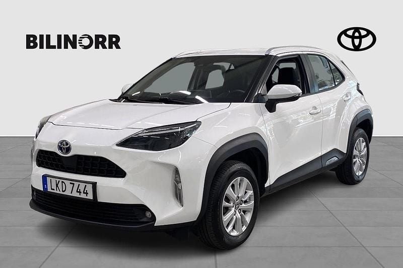 Vit Begagnad 2022 Toyota Yaris Cross Active SUV | 267 400 kr (Bra pris) - Bild 1/3