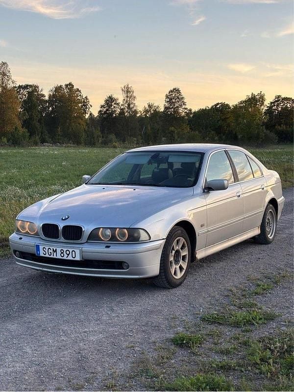 Grå Begagnad 2001 BMW 525 Sedan | 16 000 kr (Superpris) - Bild 1/4