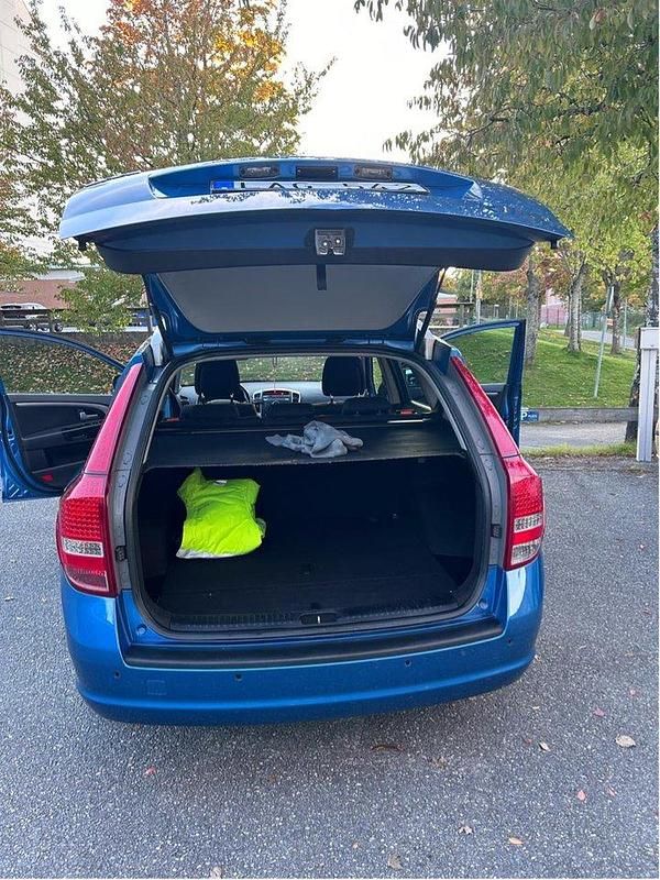 Blå Begagnad 2011 Kia Ceed Sportswagon EX Kombi | 62 000 kr (Marknadspris) - Bild 1/4