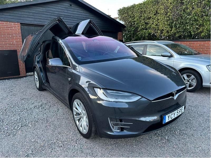 Svart Begagnad 2017 Tesla Model X SUV | 309 000 kr (Marknadspris) - Bild 1/4