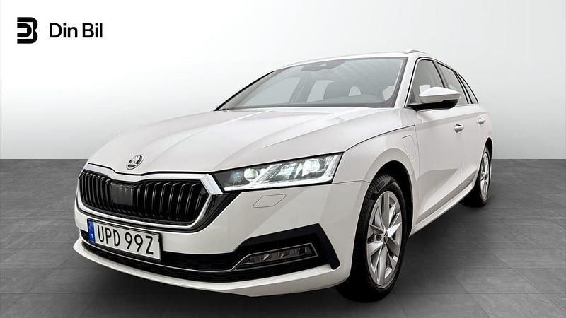 Vit Begagnad 2023 Skoda Octavia Business Line Kombi | 289 500 kr (Bra pris) - Bild 1/4