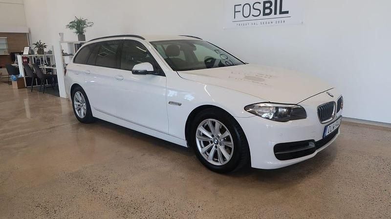 Vit Begagnad 2013 BMW 520 Kombi | 119 900 kr (Marknadspris) - Bild 1/3