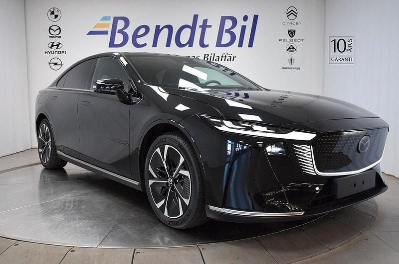 Jet black Ny 2025 Mazda 6e Takumi-Line Sedan | 494 500 kr - Bild 1/3