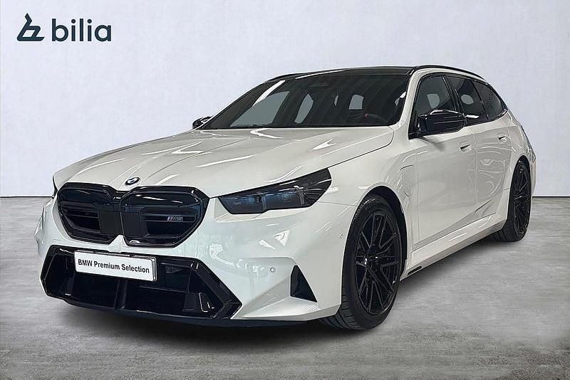 Vit Begagnad 2026 BMW M5 Comfort Edition Kombi | 1 499 900 kr - Bild 1/4