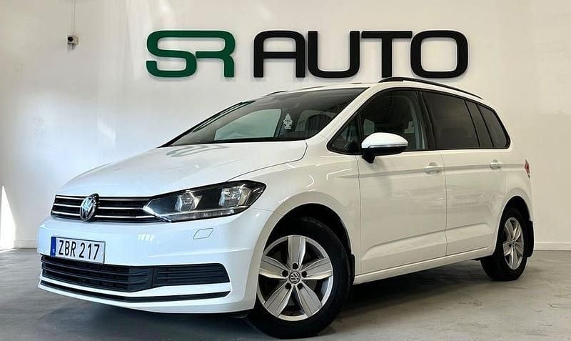 Vit Begagnad 2017 VW Touran Minibuss | 169 900 kr (Marknadspris) - Bild 1/4