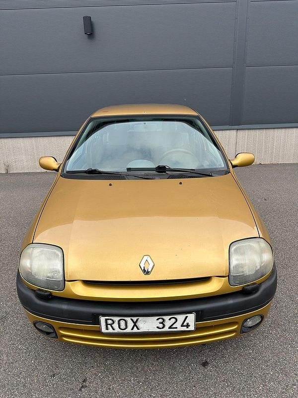 Gul Begagnad 2000 Renault Clio II Halvkombi | 15 500 kr (Marknadspris) - Bild 1/4