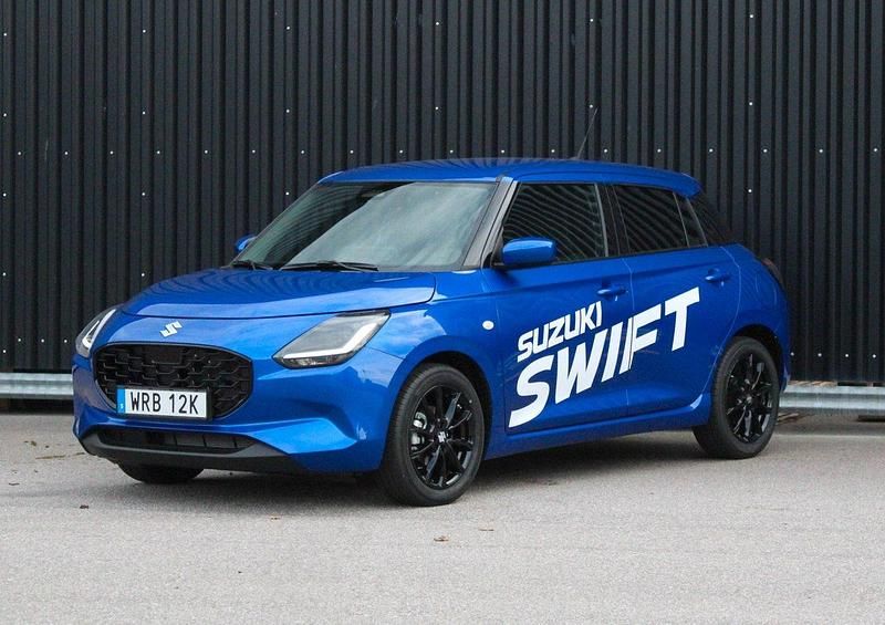 Blå Ny 2025 Suzuki Swift Halvkombi | 234 900 kr (Marknadspris) - Bild 1/4