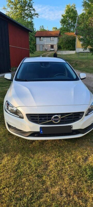 Vit Begagnad 2018 Volvo V60 Kinetic Kombi | 164 900 kr (Marknadspris) - Bild 1/4