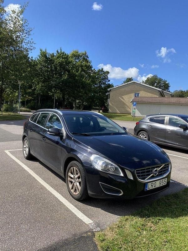 Svart Begagnad 2011 Volvo V60 Summum Kombi | 60 000 kr (Marknadspris) - Bild 1/4